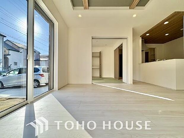 通風と採光を考慮したリビングは地域の鼓動を感じながらお寛ぎ頂くことが可能です。