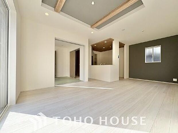 光と風があふれる開放的なリビングダイニングには自然と家族みんなが集まってきます。