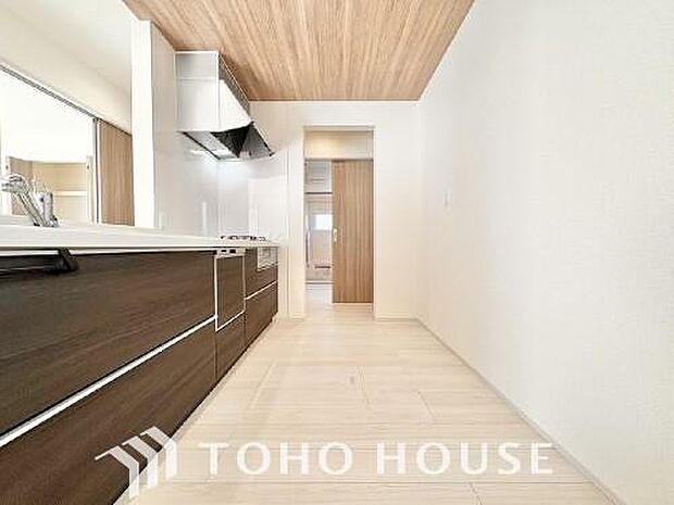 家族みんなでゆったりと調理や食事の準備ができる十分な広さを確保した、快適なキッチンスペース。