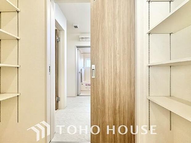 パントリーには食料品のストックや使用頻度が少ないキッチン家電などを収納することができます。