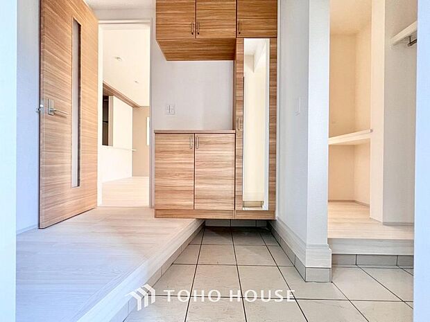 人を迎え入れる最初の場所だからこそ、清潔感がある空間にして頂ける様シューズボックスを設置しました。