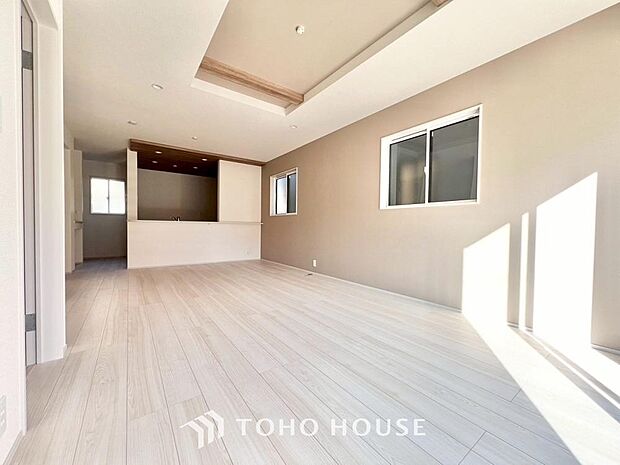 光が注がれる青い空から鮮やかに赤色にゆっくりと染まる。そんな優しい時間がここでは流れてゆく。