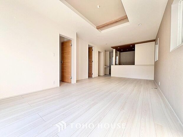 リビングも広く設け、訪れる人々を暖かく迎えてくれます。