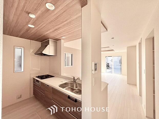 広々キッチンを採用。みんなで作った料理を召し上がりながらの会話は、どのような物になるのでしょうか。