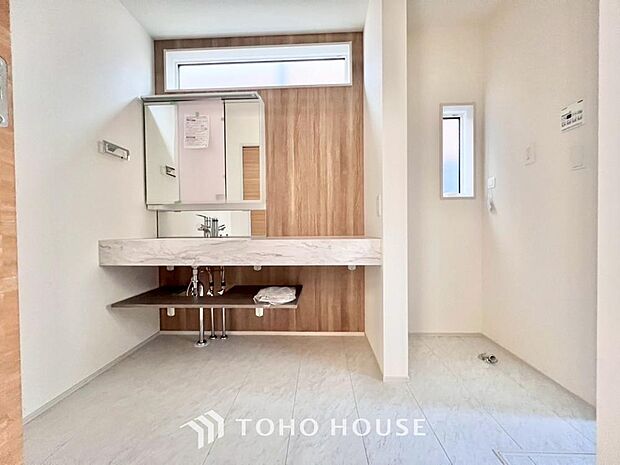 お家の中でも特にプライベートスペースとなる洗面所は、洗濯場所と浴室を同じ空間でまとめております。