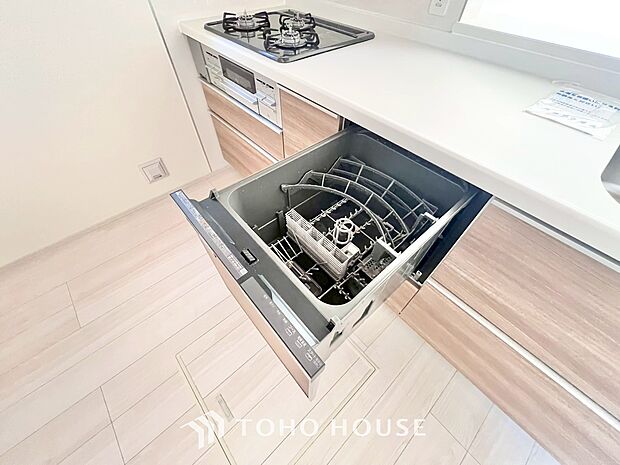 ビルトイン食器洗浄乾燥機付きのシステムキッチン。毎日の家事負担を軽減する嬉しい設備です。