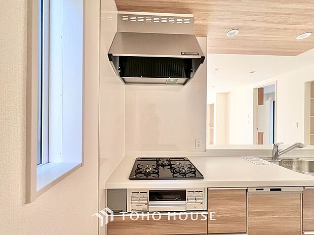 昨今主流のスリムタイプのレンジフード。スタイリッシュな見た目からインテリアとしても人気がある型です。