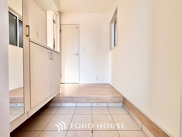 ゲストを招き、家族を迎える玄関は、ディスプレイや照明にこだわってみてはいかがでしょうか。