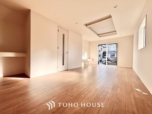 光が注がれる青い空から鮮やかに赤色にゆっくりと染まる。そんな優しい時間がここでは流れてゆく。