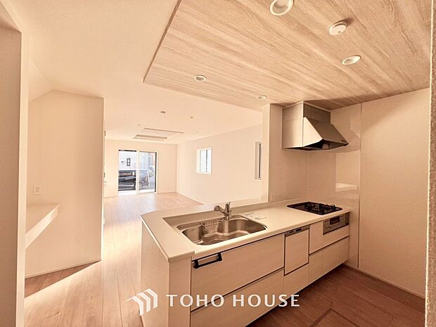 広々キッチンを採用。みんなで作った料理を召し上がりながらの会話は、どのような物になるのでしょうか。