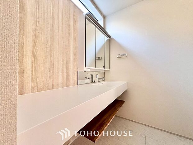 手で洗いたい大切な服など、広く使えると助かる洗面台は汚れの付きにくい形状と素材で造られております。