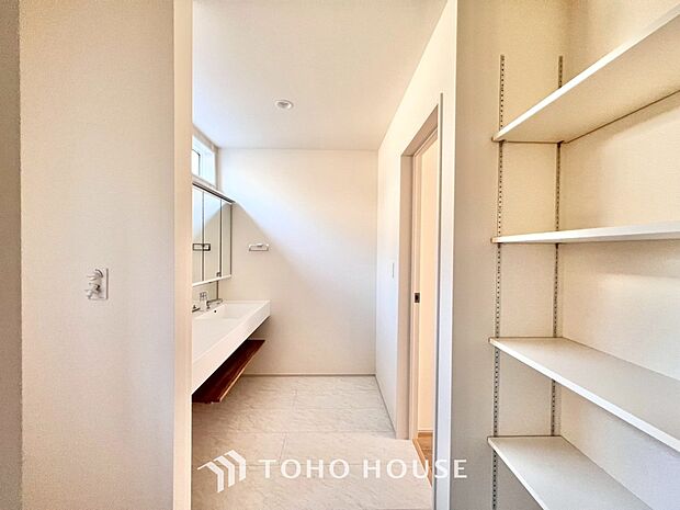 身だしなみのチェックがしやすい大きな鏡、下には収納がたっぷり。スッキリとした空間を演出いたします。