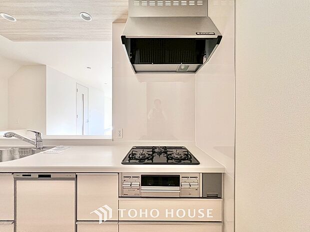 昨今主流のスリムタイプのレンジフード。スタイリッシュな見た目からインテリアとしても人気がある型です。