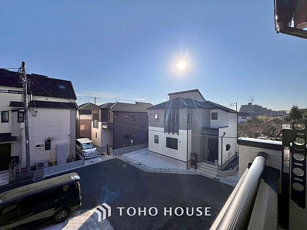 星空が地上に映りこむかのような夜景のきらめきまで、この街ならではの美しい風景の物語が室内に展開。