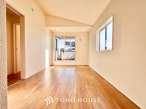 清潔感あるホワイトの壁紙。毎日の生活を少しでも快適に過ごして頂ける様、飽きのこない雰囲気が大切です。