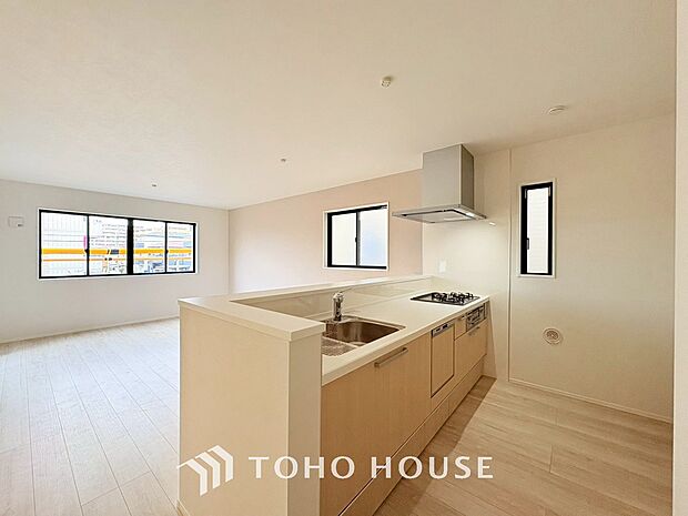 キッチンの収納は、デッドスペースになりやすい箇所を有効活用できる、スライド式収納を採用しました。