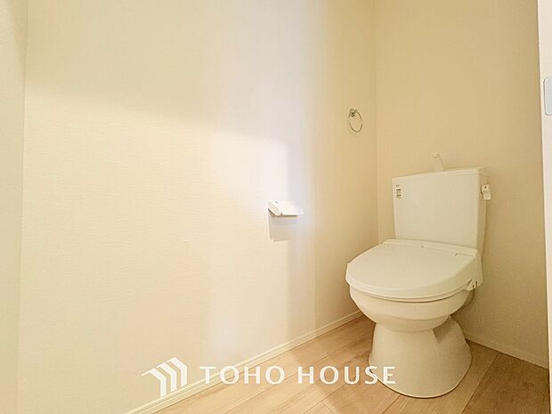 十分な広さと清潔感のあるカラーで纏まったおトイレ。時間に余裕とゆとりを持たせます。