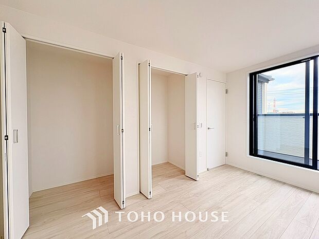 建物内部の収納には拘りました。共有部分に設けた収納。お荷物が多い方にも安心です。