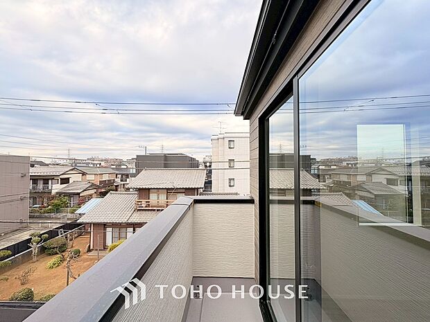 夜空の煌めきや、室内への通風や採光へ一役。ガーデニング等も充分に楽しめる広さを確保しております。