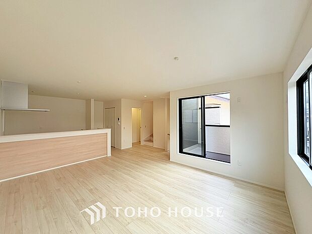 光が注がれる青い空から鮮やかに赤色にゆっくりと染まる。そんな優しい時間がここでは流れてゆく。