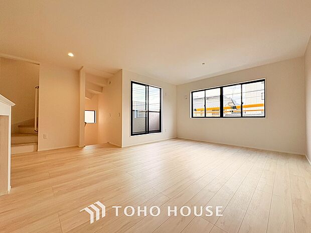 リビングも広く設け、訪れる人々を暖かく迎えてくれます。