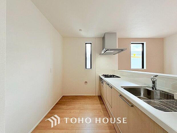 キッチンの収納は、デッドスペースになりやすい箇所を有効活用できる、スライド式収納を採用しました。