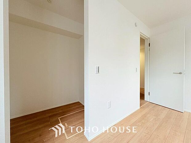 建物内部の収納には拘りました。共有部分に設けた収納。お荷物が多い方にも安心です。