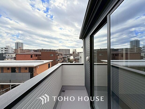 夜空の煌めきや、室内への通風や採光へ一役。ガーデニング等も充分に楽しめる広さを確保しております。