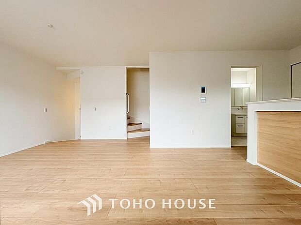 光が注がれる青い空から鮮やかに赤色にゆっくりと染まる。そんな優しい時間がここでは流れてゆく。