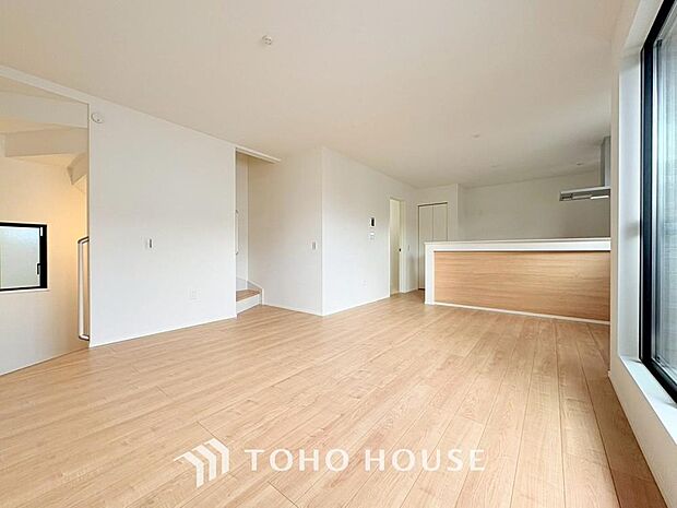 リビングも広く設け、訪れる人々を暖かく迎えてくれます。