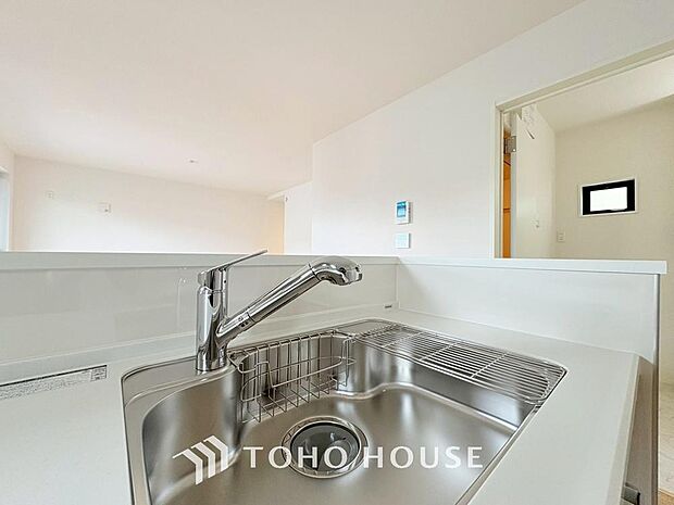 ワンタッチで浄水と原水を切り替えできる浄水器一体型水栓は水道水に含まれる有害物質を除去してくれます。