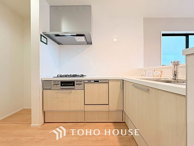 キッチンの収納は、デッドスペースになりやすい箇所を有効活用できる、スライド式収納を採用しました。