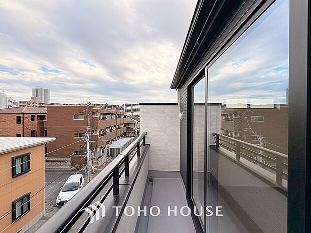 夜空の煌めきや、室内への通風や採光へ一役。ガーデニング等も充分に楽しめる広さを確保しております。