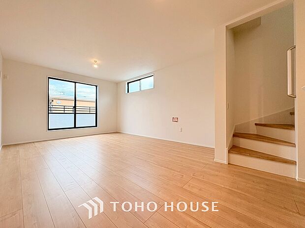 光が注がれる青い空から鮮やかに赤色にゆっくりと染まる。そんな優しい時間がここでは流れてゆく。