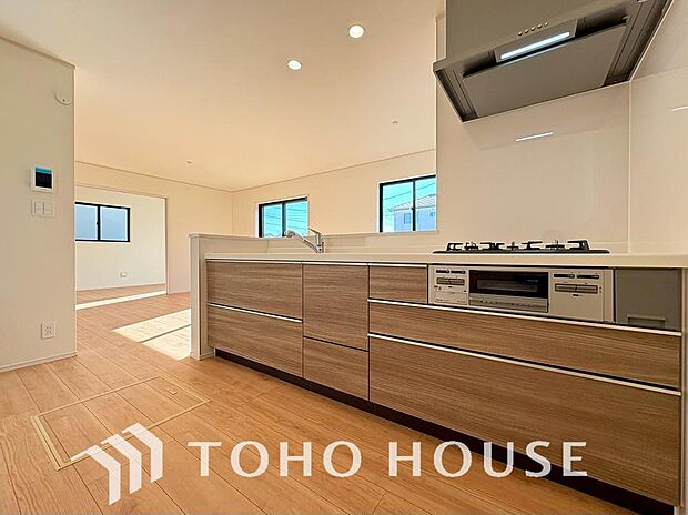 キッチンの収納は、デッドスペースになりやすい箇所を有効活用できる、スライド式収納を採用しました。