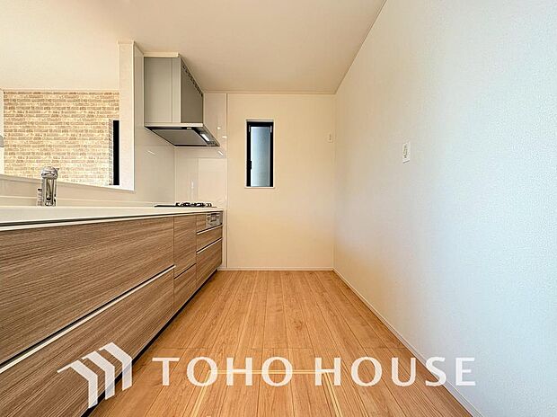 夫婦そろってキッチンに立っても調理がしやすく余裕の広さ。家事をしながら会話も弾みます。