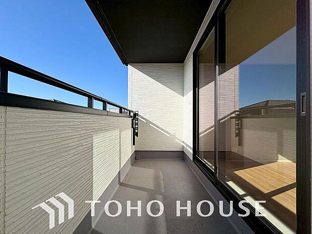 頬をなでる優しい風を感じることが出来るバルコニー。つい深呼吸をしたくなる気持ちの良い眺望です。