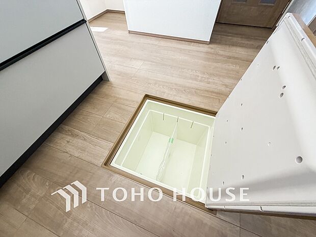 キッチン下部に設けた床下収納。缶詰のストックや非常食、梅酒や味噌などの保存食入れとして利用可です。