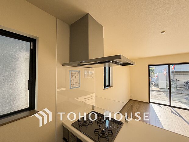 キッチンの換気扇はスタイリッシュなデザインで、日々のお手入れもラクラクな仕様となっております。