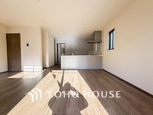 光が注がれる青い空から鮮やかに赤色にゆっくりと染まる。そんな優しい時間がここでは流れてゆく。