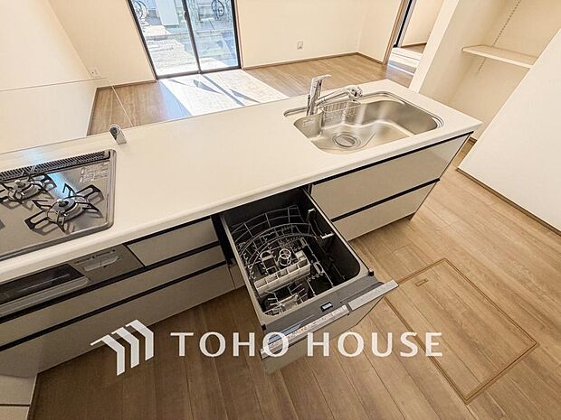 「ビルトインタイプ食器洗乾燥機」通常の手洗いでは使用出来ないほど高温のお湯や高圧水流を使うことにより汚れを効果的に落とすことができる。