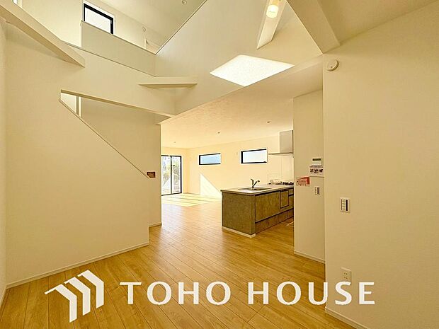 光が注がれる青い空から鮮やかに赤色にゆっくりと染まる。そんな優しい時間がここでは流れてゆく。