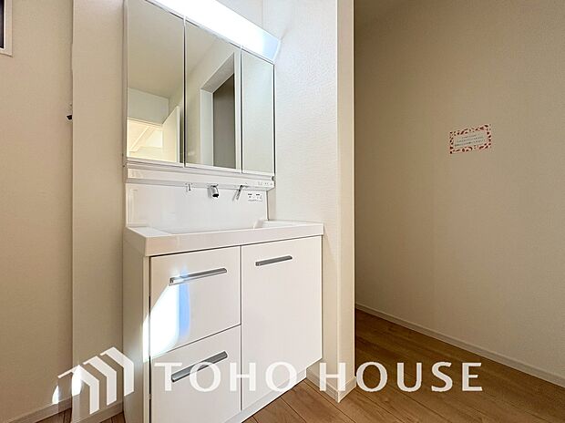 洗面台には三面鏡を採用。鏡の後ろに収納スペースを設ける事により洗面台周りもすっきりします。