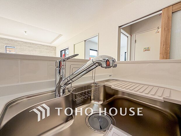 浄水器ボタンひとつで浄水と原水に切り替えられる浄水器一体型水洗を使用。