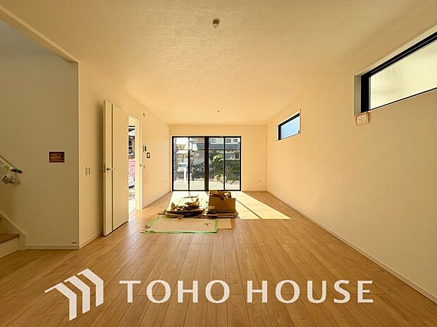 爽やかな通風と採光を存分に感じる事が出来る空間。毎日の暮らしに癒しをもたらす居心地の良いリビング。