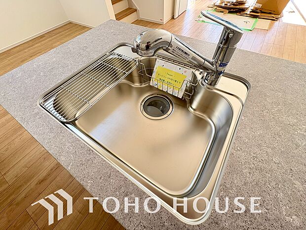 安全でおいしい水を手軽に。ボタンひとつで浄水と原水に切り替えられる浄水器一体型水洗を使用。