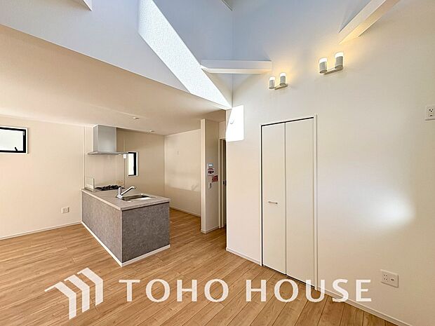 リビングで遊ぶお子様や寛ぐ家族と対話しをしながら家事を行えるのが自慢のキッチンスペースです。