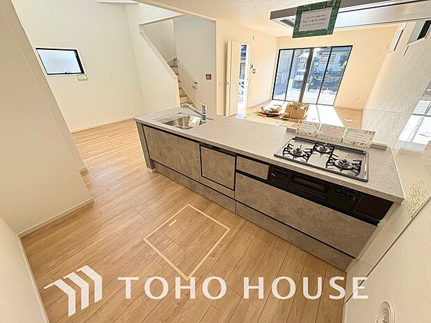 家族みんなでゆったりと調理や食事の準備ができる十分な広さを確保した、快適なキッチンスペース。