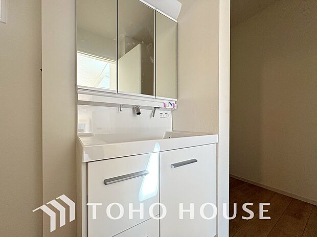 洗面台には三面鏡を採用。鏡の後ろに収納スペースを設ける事により洗面台周りもすっきりします。