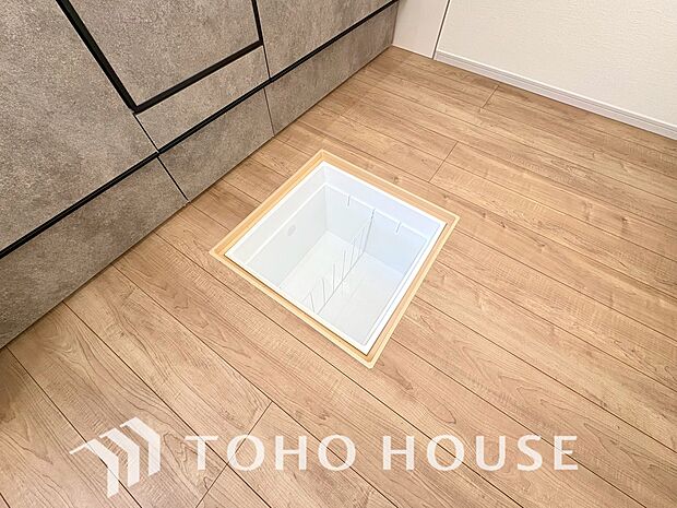 床下収納の場合は使っていない空間を有効利用するので、キッチンを狭くすることなく収納場所を増やせます。